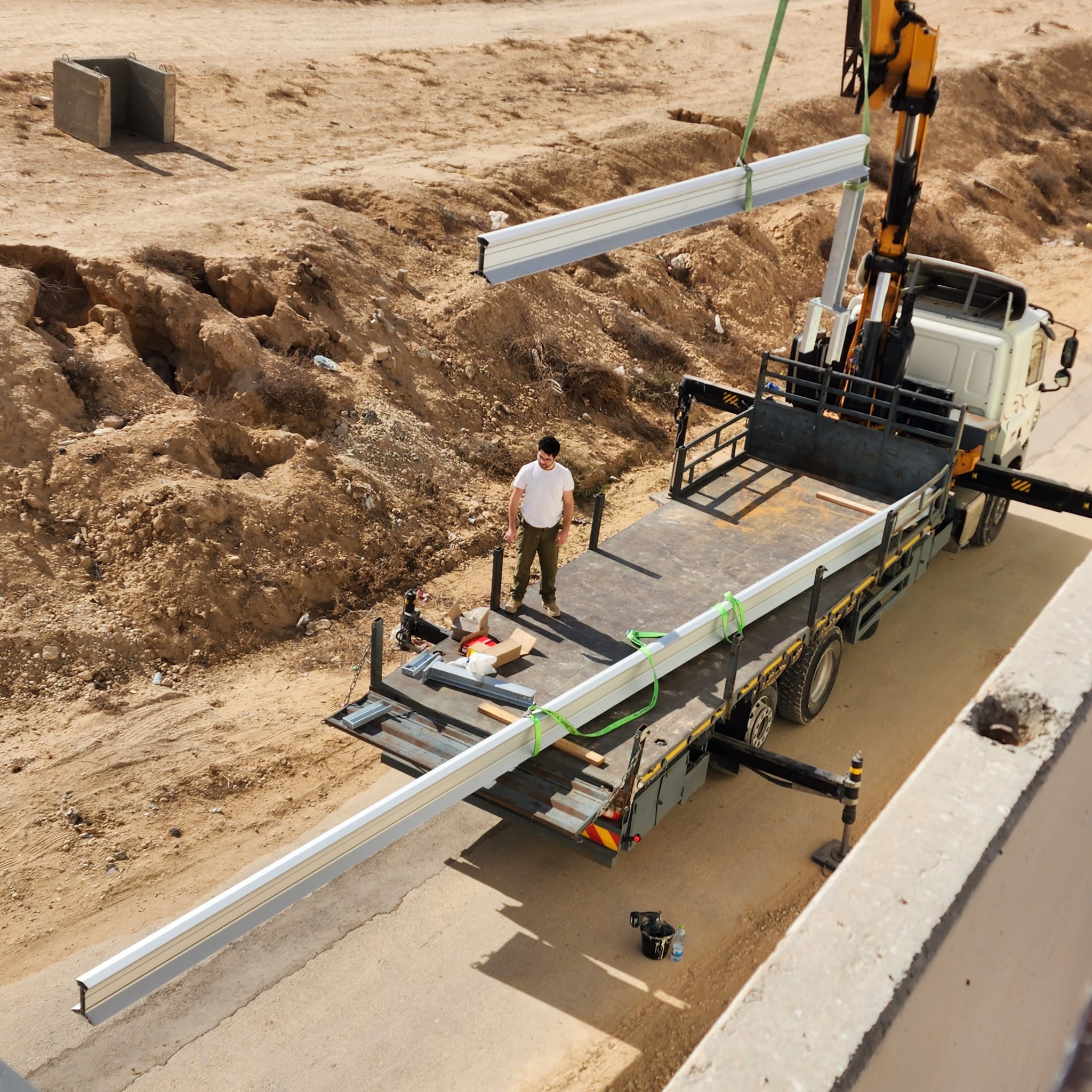 התקנת מסילה לרובוט נוסע על גדר מערכת בבית, כלא אלה בבאר שבוע